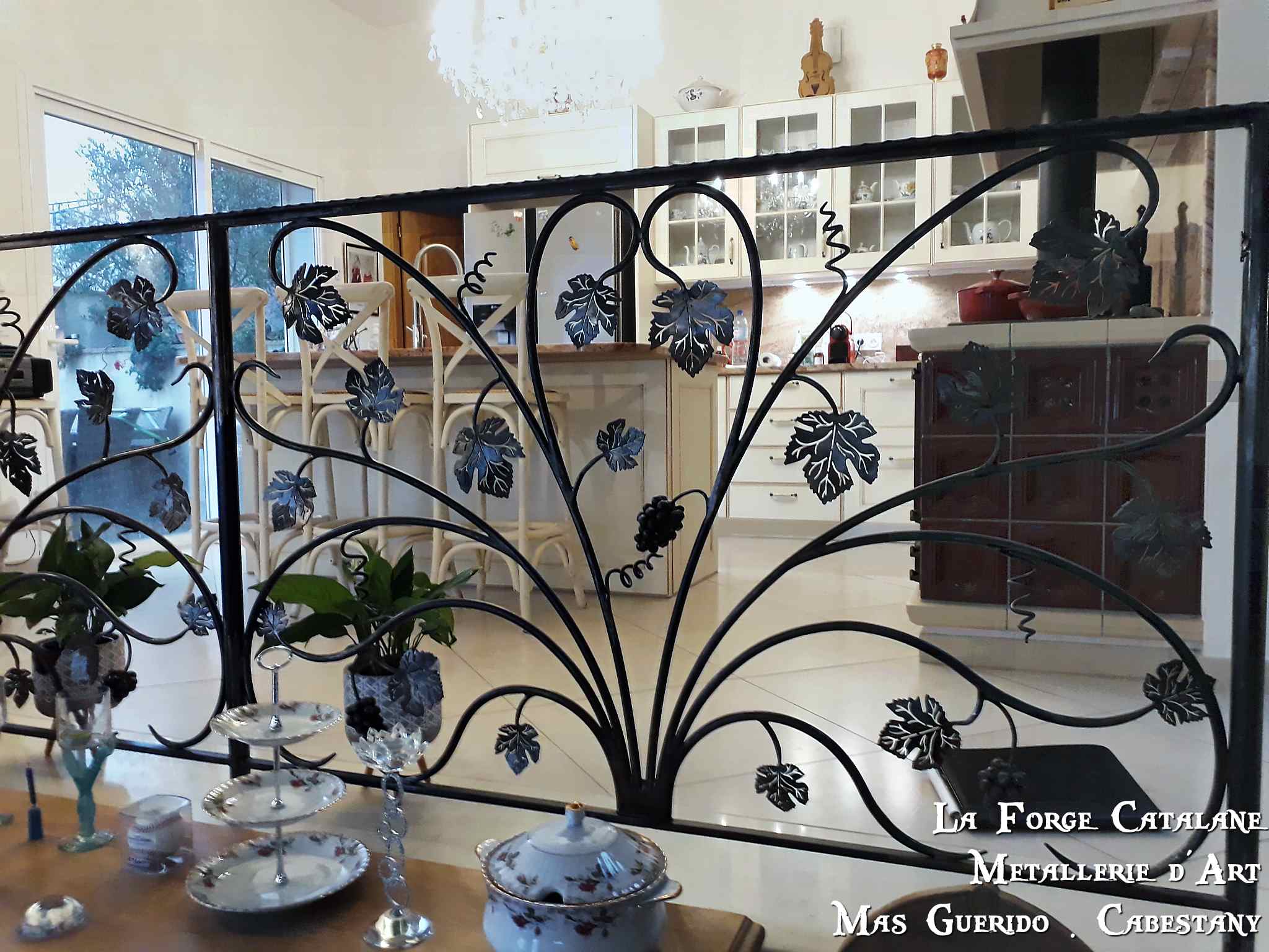 garde corps remplissage vegetal feuilles de vignes  et grappes de raisin forge catalane.jpg